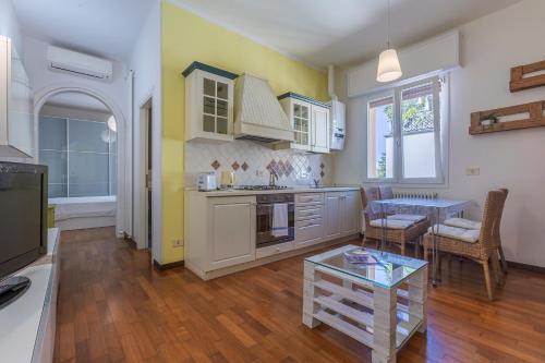 Kitchen, GuestHost - Bright Flat Sant Orsola & Villa Laura in East Bologna