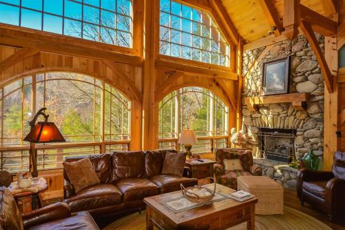 Luxury Riverfront Lodge - Sleeps 12, VIEWS, Fireplaces, Dogs OK in Crumpler