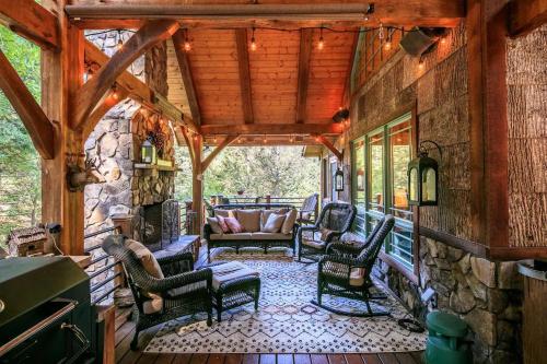Luxury Riverfront Lodge - Sleeps 12, VIEWS, Fireplaces, Dogs OK in Crumpler