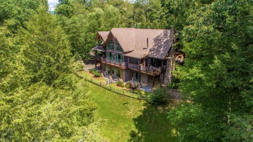 Luxury Riverfront Lodge - Sleeps 12, VIEWS, Fireplaces, Dogs OK in Crumpler