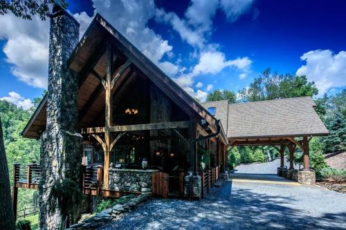 Luxury Riverfront Lodge - Sleeps 12, VIEWS, Fireplaces, Dogs OK in Crumpler
