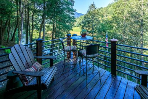 Luxury Riverfront Lodge - Sleeps 12, VIEWS, Fireplaces, Dogs OK in Crumpler