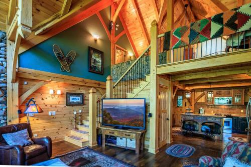 Luxury Riverfront Lodge - Sleeps 12, VIEWS, Fireplaces, Dogs OK in Crumpler