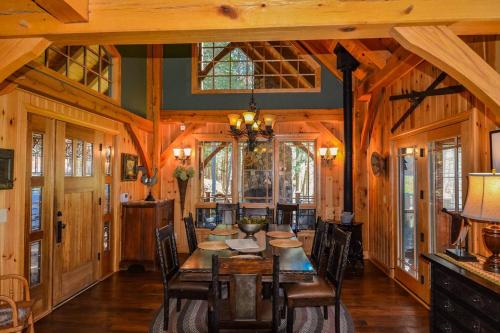 Luxury Riverfront Lodge - Sleeps 12, VIEWS, Fireplaces, Dogs OK in Crumpler