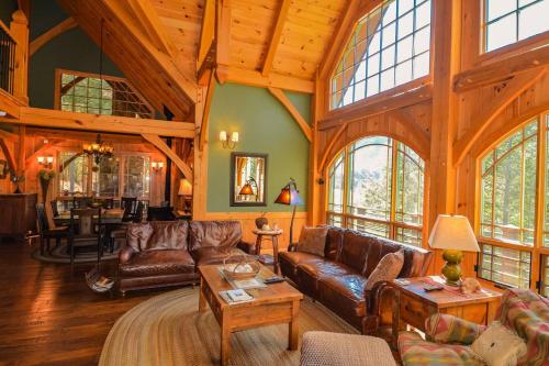 Luxury Riverfront Lodge - Sleeps 12, VIEWS, Fireplaces, Dogs OK in Crumpler