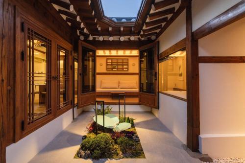 Luxury Hanok Mossy Grove, Seoul