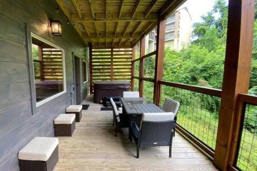 The Sundrop - Pool Table Arcade Games Outdoor Hot Tub + Resort Access - image 5