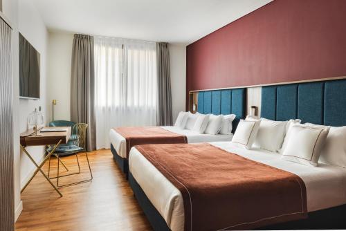 1 queen bed, 1 sofa bed
