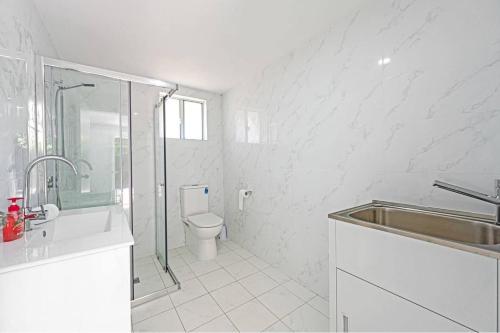 2bd 2bth Modern House close 2Train&Westfield near Leonora Close Park