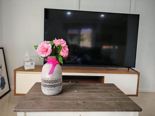 2bd 2bth Modern House close 2Train&Westfield near Leonora Close Park