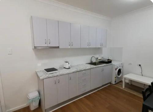 2bd 2bth Modern House close 2Train&Westfield near Leonora Close Park