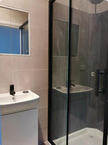 2bd 2bth Modern House close 2Train&Westfield near Leonora Close Park
