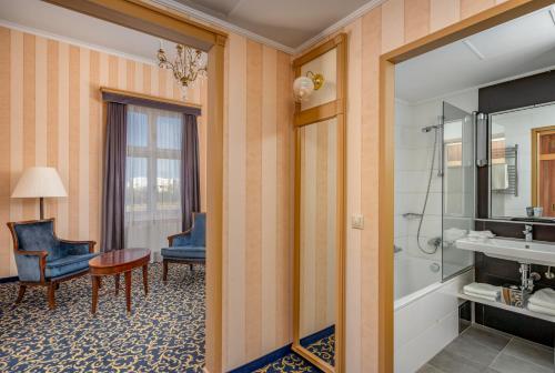 room detail thumbnail 1