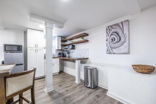 Jetsetters Retreat Private Aptmt Near Airport in Forest Park