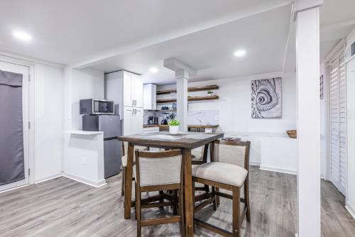 Jetsetters Retreat Private Aptmt Near Airport in Forest Park