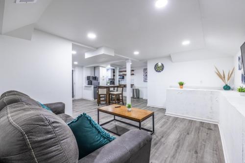 Jetsetters Retreat Private Aptmt Near Airport in Forest Park