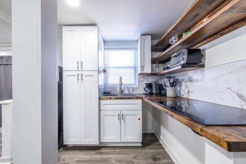 Jetsetters Retreat Private Aptmt Near Airport in Forest Park