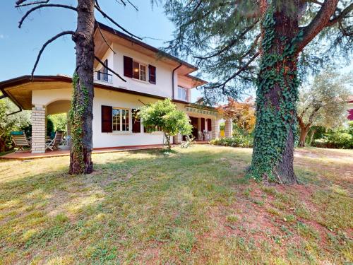Valentine Lakeside Villa by Bookinggardalake