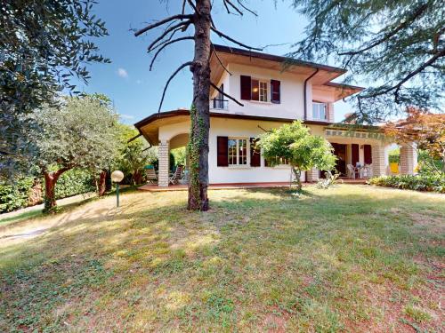Valentine Lakeside Villa by Bookinggardalake