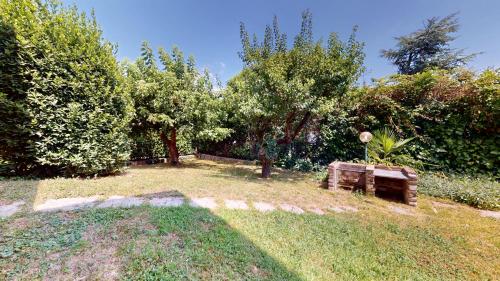 Valentine Lakeside Villa by Bookinggardalake - image 2