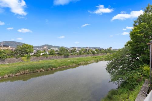 Panoramic Kamo River View Stay with Serene Sounds