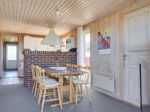 Holiday Home Kirsten - 800m from the sea by Interhome in เฮนเน สตรันด์