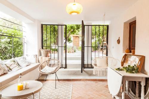 La casita del pueblo GARDEN petfrienly con chimenea