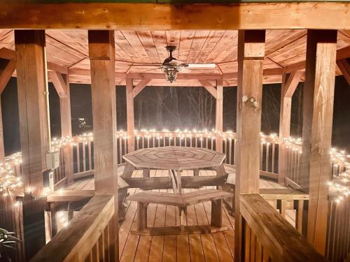 Hot Tub, Fire Pit, Views, Starlink Wi-fi in Jonathan Creek