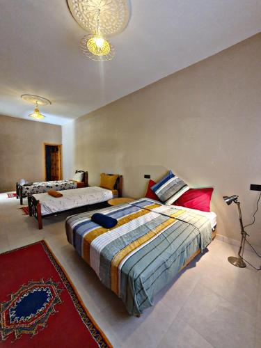 1 king bed, 1 twin bed