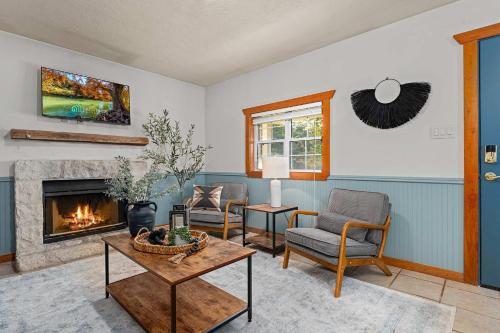 Orange Blossom Hideaway - Hot Tub & Fire Pit in Fredericksburg, USA