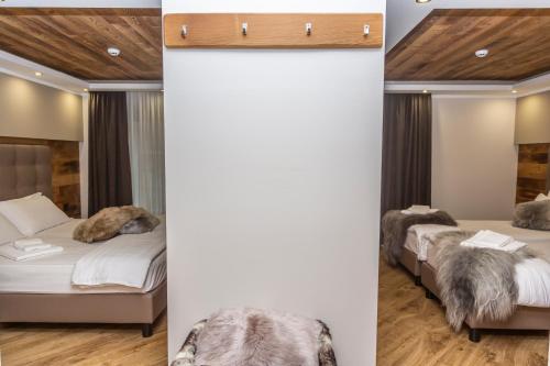1 queen bed, 1 bunk bed