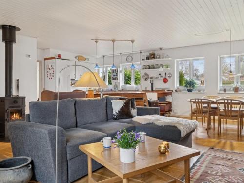 Holiday Home Jenvold - 950m from the sea by Interhome in ดรอนนิงเมิลเลอ