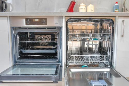 2BR Apt in London - 1 min From Metro to Central Ldn, London (photo 5)
