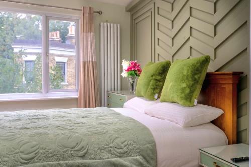 2BR Apt in London - 1 min From Metro to Central Ldn, London (photo 2)