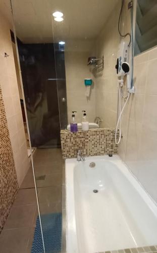 Glossy Marina Homestays Room Type - Deluxe Queen Suite
