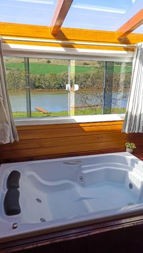Cabana Romântica com Hidro e vista do Lago (Cabana Romantica com Hidro e vista do Lago) in Machadinho