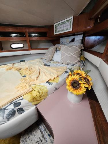 2 Bedroom Yacht Rental in Cranston