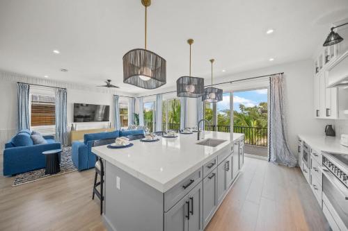 Brand-New Luxury Rental with Pool Spa Rooftop - image 3