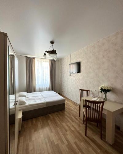 1 double bed, 2 twin beds