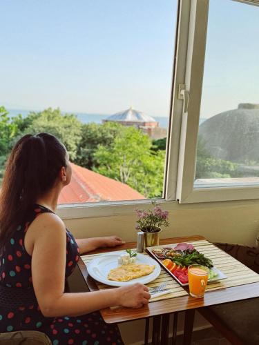 BACHOS HOTEL SULTANAHMET enjoy breakfast on the sea view terrace