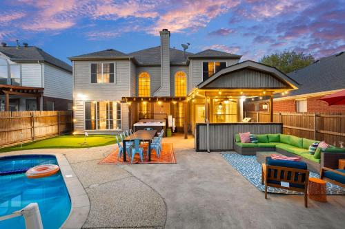 Resort Style Backyard Pool Pickleball Court in Lake Dallas