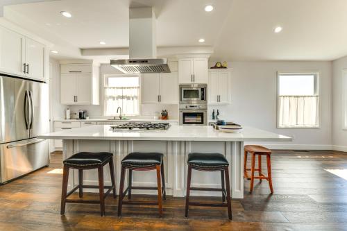 1 Mi to Downtown Benicia Scenic Cliffside Escape in Benicia