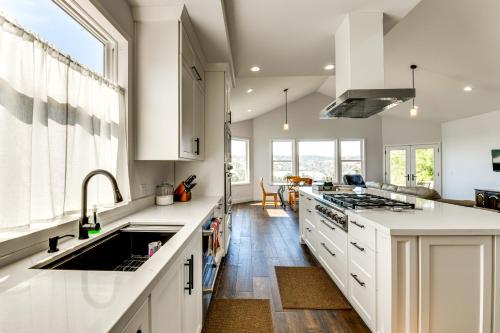1 Mi to Downtown Benicia Scenic Cliffside Escape in Benicia