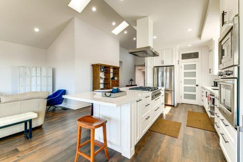 1 Mi to Downtown Benicia Scenic Cliffside Escape in Benicia