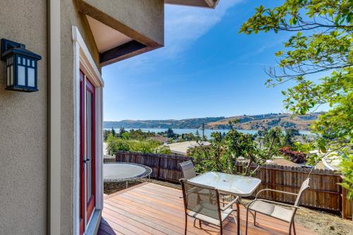1 Mi to Downtown Benicia Scenic Cliffside Escape in 貝尼西亞