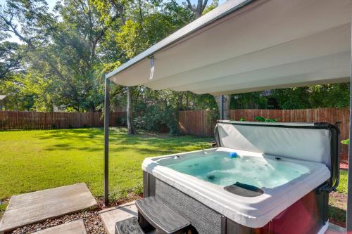 Private Hot Tub Luxe Gem 3 Mi to Lake Ray Roberts in Pilot Point (TX)