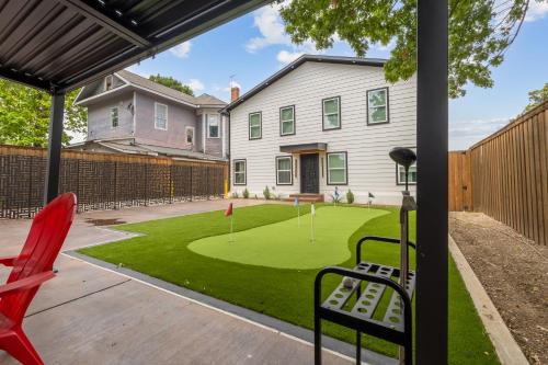 Peaceful 1-BR Stay w/ Putting Green near Downtown in West Dallas