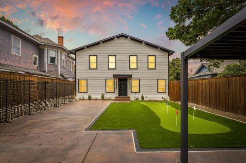 Peaceful 1-BR Stay w/ Putting Green near Downtown in West Dallas