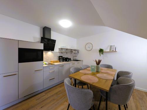 廚房, BohnApartments Schiller 7- Penthouse- WLAN- Parking- citynah in 羅伯沃爾施塔特