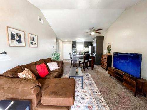 . Perfect for Group with 2BR and 2BA with Pool